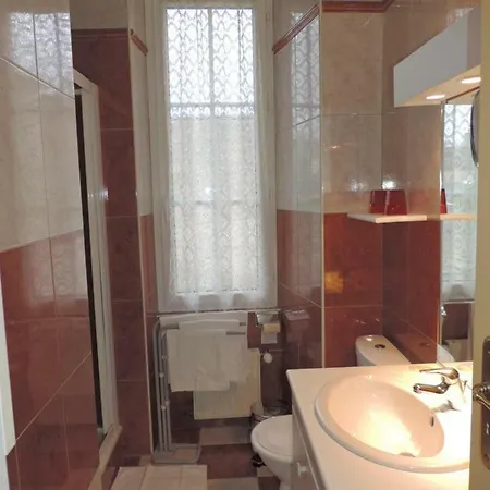 Chez Vous فندق مبيت وإفطار Sées